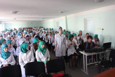 Более 100 учащихся Каспийского медколледжа стали обладателями волонтерских книжек
