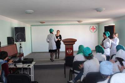 Более 100 учащихся Каспийского медколледжа стали обладателями волонтерских книжек