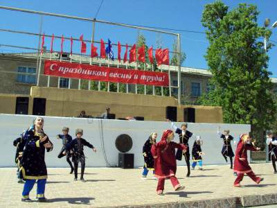 Праздничный концерт, посвященный Дню весны и труда на площади города Каспийска не обошелся без участия воспитанников Дома детского творчества.