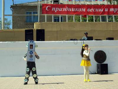 Праздничный концерт, посвященный Дню весны и труда на площади города Каспийска не обошелся без участия воспитанников Дома детского творчества.
