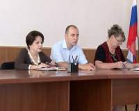 Плановое опрыскивание зеленых насаждений, ситуация с подачей воды в город – эти вопросы обсуждали на еженедельном совещании в администрации.