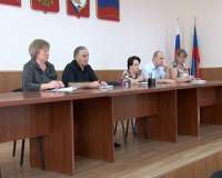 Отдых в пришкольных лагерях, незаконная торговля бахчевыми культурами – эти вопросы обсуждали на еженедельном совещании в администрации.