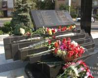 Памятники жертвам террора посетил глава республики Рамазан Абдулатипов. В числе делегатов также руководство и актив города.