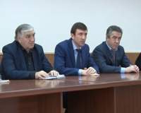 Депутат НС РД Сергей Акулиничев обсудил с активом Каспийска послание главы республики.