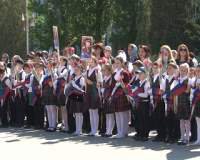 День детских общественный объединений с размахом отметили на городской площади. Повязать галстуки ребятам пришли почетные гости.