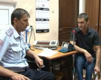 В рамках федеральной программы госуслуг в Каспийском ГИБДД торжественно вручили водительское удостоверение инвалиду первой группы.