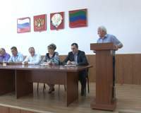 Подготовка коммунальных служб к зиме, вопрос с незаконно возведенными постройками - эти и другие вопросы обсуждали на еженедельном совещании