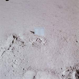 &#8220;Павший астронавт&#8221; &#8212; маленькая алюминиевая статуя на Луне