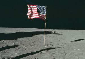 На Луне исчез американский флаг