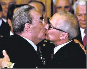 ТОП 10 поцелуев Брежнева