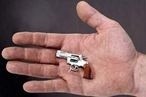 Самым маленьким стреляющим пистолетом является револьвер C1ST